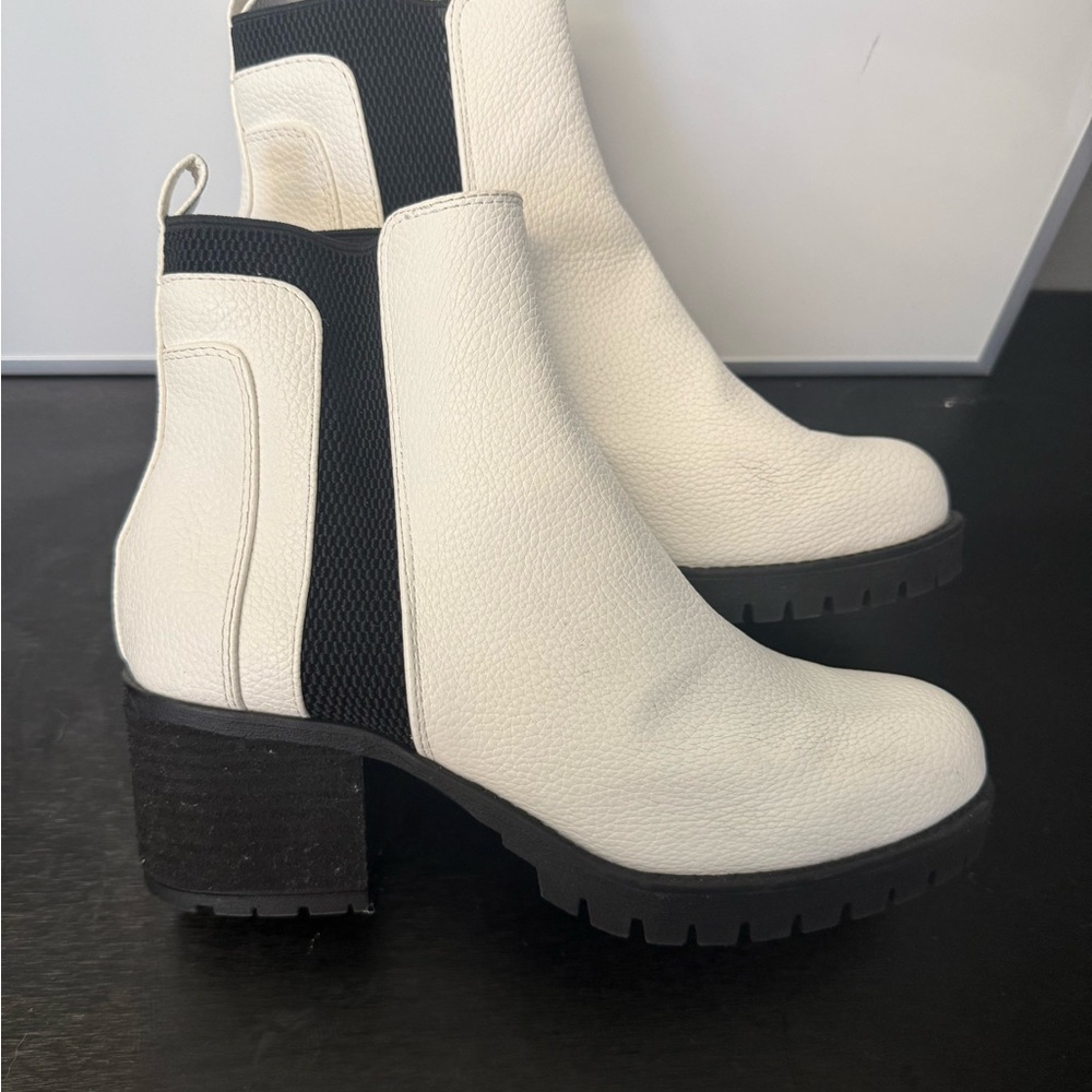 White Pebbled Leather Ankle Boots | Chunky Heel Lug Sole | Modern Minimal Size 8 - Picture 15 of 15
